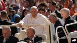 Paus Fransiskus tiba di Lapangan Santo Petrus, Vatikan, Rabu, 7 Juni 2023. (AP/Andrew Medichini)