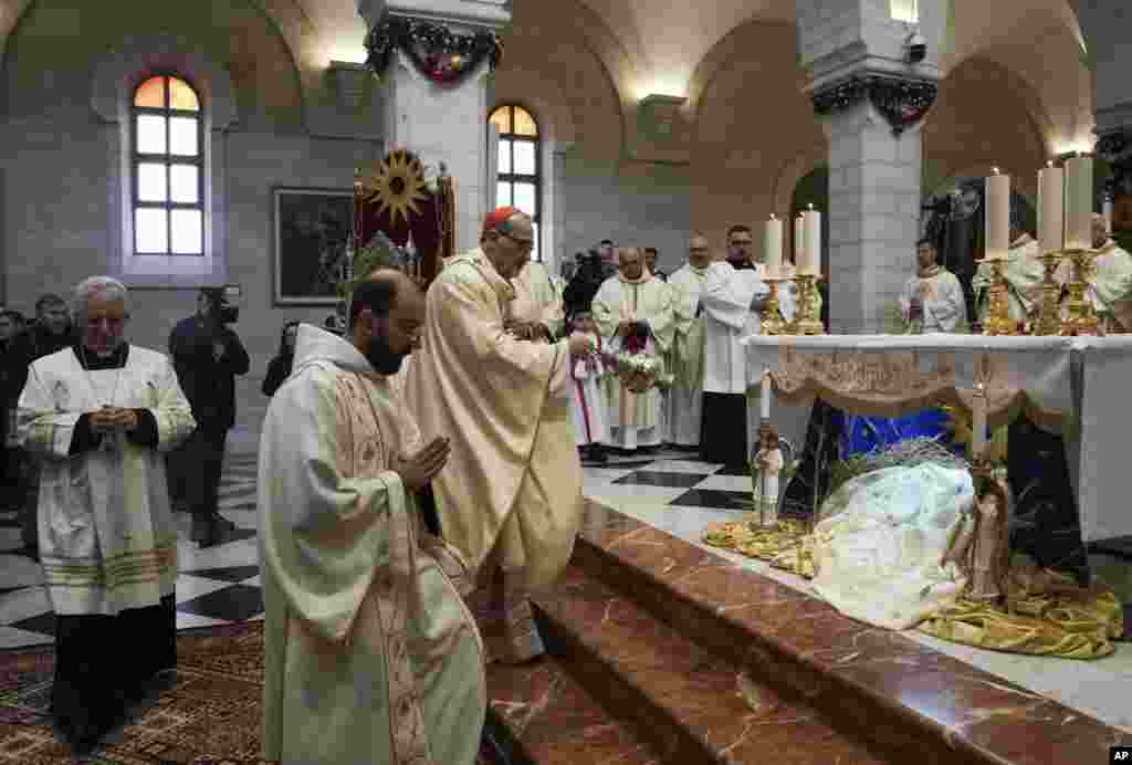 Latin Patriarch Pierbattista Pizzaballa (tengah) memimpin misa pagi pada hari natal do Kapel Santa Katarina (Saint Catherine), yang secara tradisional diyakini sebagai tempat kelahiran Yesus, di kota Betlehem, Tepi Barat, 25 Desember 2023.