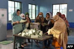 کوئٹہ کے خواتین کے ایک پولنگ اسٹیشن میں ووٹوں کی گنتی کی جا رہی ہے۔ 8 فروری 2024