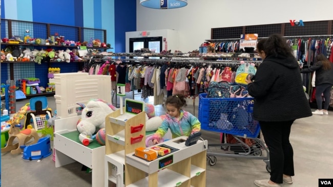 Las estimaciones de la firma del consumidor Research Group alrededor del 16 a 18% de los estadounidenses comprarán en una tienda de segunda mano durante un año determinado.