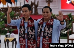 Calon presiden Prabowo Subianto dan calon wakil presiden Gibran Rakabuming tiba di KPU pada Rabu, 25 Oktober 2023 untuk mendaftar sebagai pasangan dalam Pilpres 2024. (Foto: Indra Yoga/VOA)