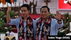 Calon presiden Prabowo Subianto dan calon wakil presiden Gibran Rakabuming tiba di KPU pada Rabu (25/10) untuk mendaftar sebagai pasangan dalam Pilpres 2024. (Foto: Indra Yoga/VOA)