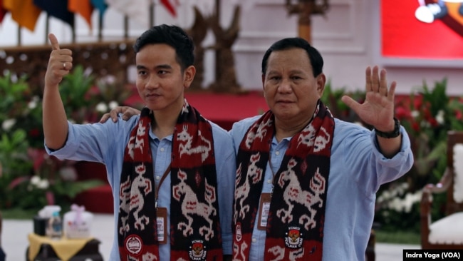 Calon presiden Prabowo Subianto dan calon wakil presiden Gibran Rakabuming tiba di KPU pada Rabu (25/10) untuk mendaftar sebagai pasangan dalam Pilpres 2024. (Foto: Indra Yoga/VOA)