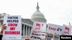 Sejumlah "influencer" TikTok berunjuk rasa menentang kemungkinan pelarangan aplikasi berbagi video tersenut di depan Gedung Capitol di Washington, Amerika Serikat, 22 Maret 2023. (REUTERS/Evelyn Hockstein)