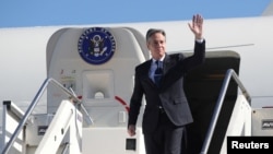 美國國務卿布林肯抵達阿爾巴尼亞的地拉那國際機場。(2024年2月15日）