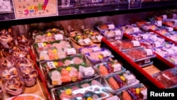 香港一家超市海鲜柜台摆放的日本进口海产品。(2023年7月12日)