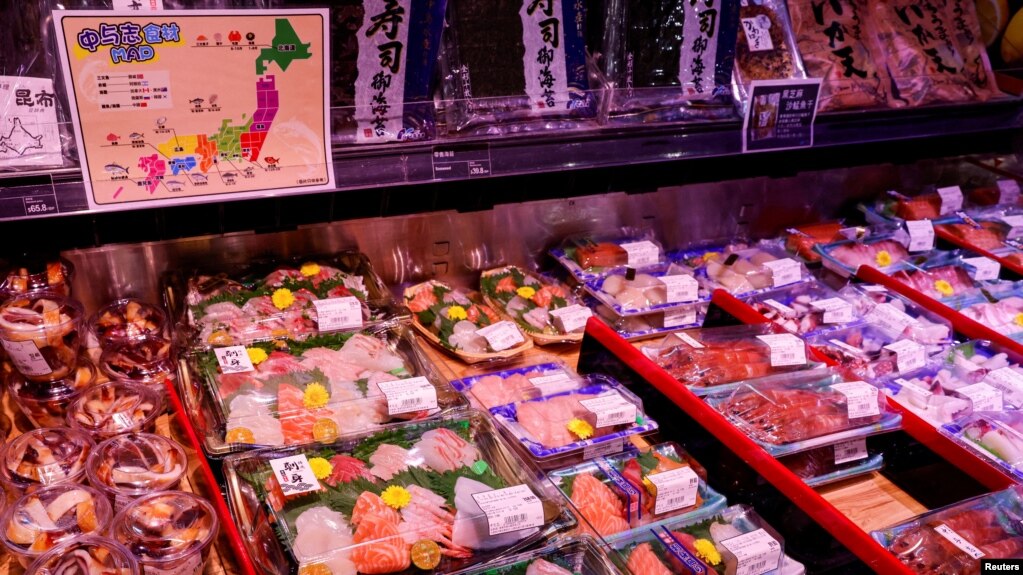 香港一家超市海鲜柜台摆放的日本进口海产品。(2023年7月12日)(photo:VOA)