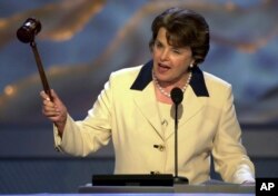 FILE - Senator Dianne Feinstein pada Konvensi Nasional Partai Demokrat 2000 di Staples Center di Los Angeles, 15 Agustus 2000. (AP/Ron Edmonds)