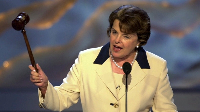 FILE - Senator Dianne Feinstein pada Konvensi Nasional Partai Demokrat 2000 di Staples Center di Los Angeles, 15 Agustus 2000. (AP/Ron Edmonds)