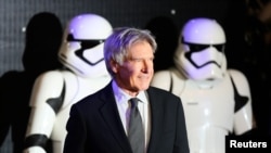 Harrison Ford tiba di Pemutaran Perdana Star Wars Eropa, The Force Awakens di Leicester Square, London, 16 Desember 2015. (Foto: Paul Hackett/Reuters)