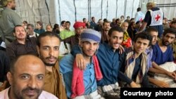 Released detainees, who were repatriated to Yemen and Saudi Arabia, are assisted by the International Committee of the Red Cross, on April 14, 2023. (Photo courtesy of the ICRC)