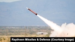 Запуск противорадиолокационной ракеты с усовершенствованной системой наведения (Guidance Enhanced Missile, GEM-T) производства Raytheon Technologies