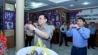 Phó Chủ nhiệm Văn phòng Quốc hội Phạm Thái Hà (phải) cùng Chủ tịch Quốc hội Vương Đình Huệ (trái) thắp hương tại bàn thờ cố Chủ tịch Quốc hội Nguyễn Hữu Thọ tại nhà riêng của ông ở TPHCM hôm 26/1/2024. 