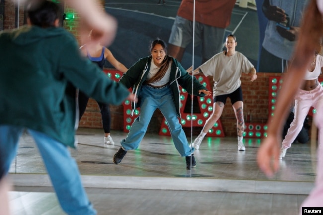 U.S. breakdancer Logan Edra performs a sequence of dance moves as she teaches a breakdancing class at Playground LA in Los Angeles, California, U.S., June 11, 2024. (REUTERS/Mike)