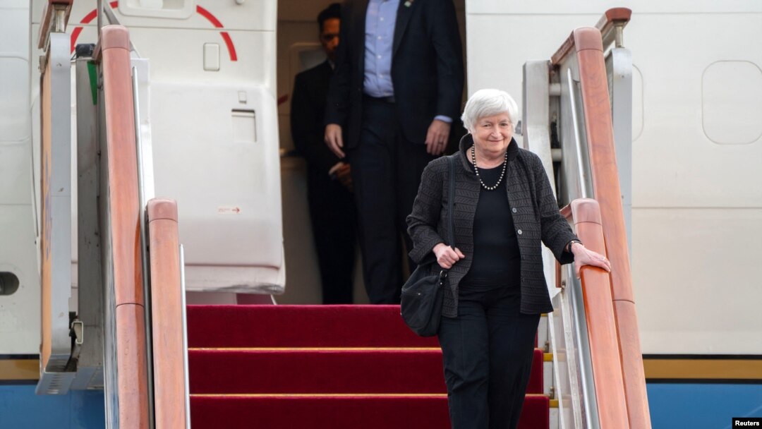 La secretaria del Tesoro de EEUU, Janet Yellen, desciende del avión durante una visita a China en julio de 2023.