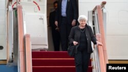 La secretaria del Tesoro de EEUU, Janet Yellen, desciende del avión durante una visita a China en julio de 2023.