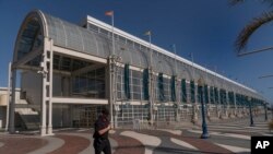 Vista del Centro de Convenciones de Long Beach que se utilizaba como refugio temporal para niños inmigrantes en Long Beach, California, en mayo de 2021.