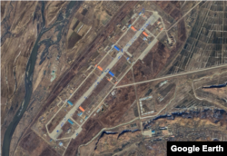 올해 2월 의주비행장의 모습. 건물과 함께 중국에서 건너온 화물이 보인다. 사진=Airbus (via Google Earth)