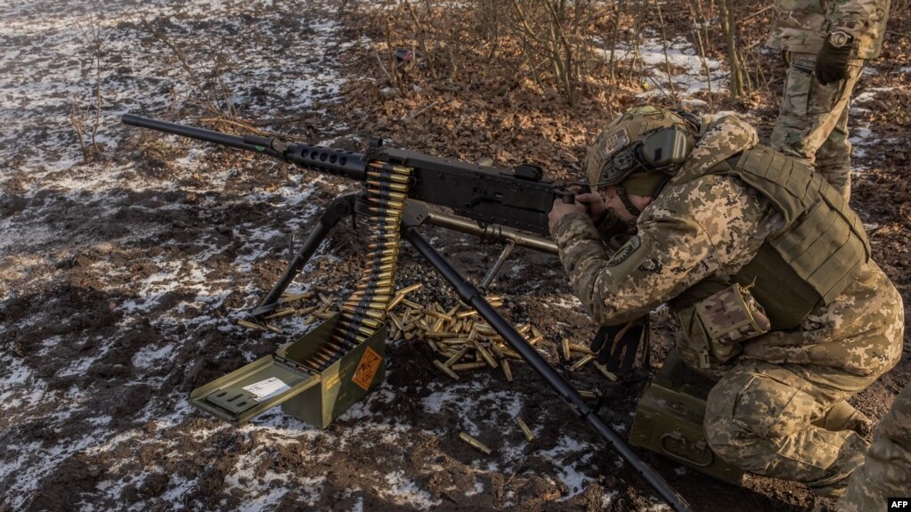 Ukraynalı bir asker, 31 Ocak 2024'te Ukrayna'nın Donetsk bölgesinde askeri eğitime katılıyor.