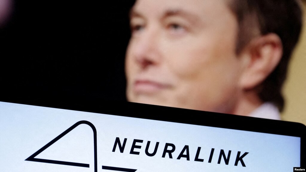 伊隆·马斯克与Neuralink公司的标志（2022年12月19日）(photo:VOA)