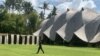 Lapangan dan gedung sekolah Green School Bali. (Foto: VOA/Made Yoni)