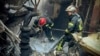 乌克兰国家紧急事务局发布照片显示，俄罗斯导弹袭击乌克兰首都以南约50公里的特里皮尔斯卡发电厂，消防员正在扑灭大火。（2024年4月11日）