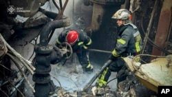 烏克蘭國家緊急事務局發布照片顯示，俄羅斯飛彈襲擊烏克蘭首都以南約50公里的特里皮爾斯卡發電廠，消防員正在撲滅大火。 （2024年4月11日）