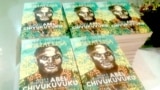 Livro "Vidas e Mortes de Abel Chivukuvuku", biografia escrita por José Eduardo Agualusa