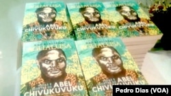 Livro "Vidas e Mortes de Abel Chivukuvuku", biografia escrita por José Eduardo Agualusa