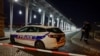 Polisi mengamankan akses ke jembatan Bir-Hakeim setelah insiden penikaman di Paris, Prancis, Minggu, 3 Desember 2023. (Foto: Stephanie Lecocq/Reuters)