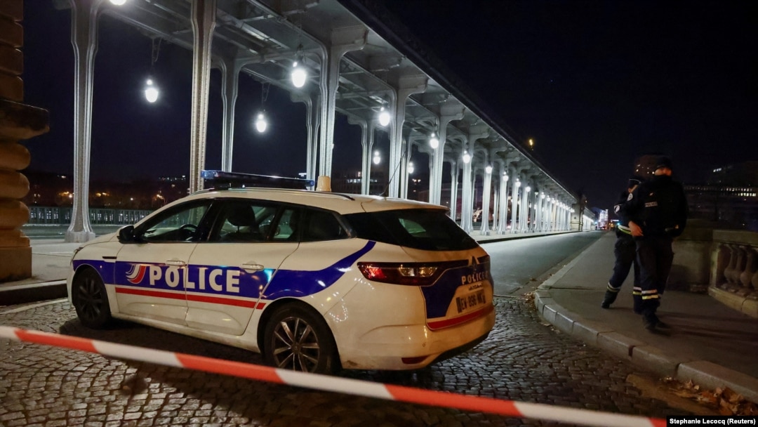 Polisi mengamankan akses ke jembatan Bir-Hakeim setelah insiden penikaman di Paris, Prancis, Minggu, 3 Desember 2023. (Foto: Stephanie Lecocq/Reuters)