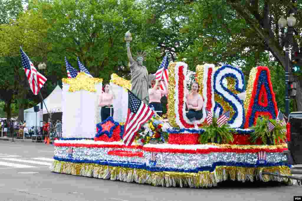 Miles de estadounidenses se reúnen en Washington DC para disfrutar del tradicional desfile del 4 de Julio.