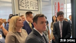 美国众议院与中共战略竞争特设委员会主席麦克·加拉格尔(Rep. Mike Gallagher, R-WI)和该委员会的共和党籍成员辛森(Rep. Ashley Hinson, R-IA)，参观了位于纽约的《六四纪念馆》 （美国之音/方冰）