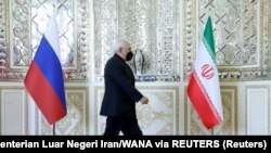 Menteri Luar Negeri Iran Mohammad Javad Zarif melewati bendera Iran dan Rusia sebelum bertemu dengan Menteri Luar Negeri Rusia Sergei Lavrov di Teheran, Iran 13 April 2021. Rusia memediasi pertemuan Iran dengan perwakilan Hamas di Moskow. (Foto: Ilustrasi via REUTERS)