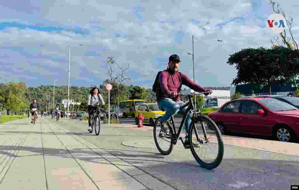 Bogotá es la metrópolis que ofrece más kilometraje para transitar en bicicleta. En 2018, contaba con 500 kilómetros disponibles, actualmente, tiene 600 dispuestos para ciclorrutas.