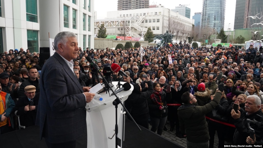 CHP lideri Özel, iki gün üst üste görüştüğü Sarıyer Belediye Başkanı Şükrü Genç’i ikna edemedi. Partisinden istifa eden Genç, ilçe seçim kuruluna bağımsız aday olmak için başvurdu. 