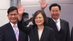 Prezidan Taiwan Tsai Ing-wen (mitan) ak sekrete jeneral biwo prezidans la Lin Chia-lung (a goch) epi Minis Afe Etranje Joseph Wu (a dwat), nan Taipei, Taiwan, 29 Mas, 2023. 
