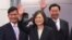 Prezidan Taiwan Tsai Ing-wen (mitan) ak sekrete jeneral biwo prezidans la Lin Chia-lung (a goch) epi Minis Afe Etranje Joseph Wu (a dwat), nan Taipei, Taiwan, 29 Mas, 2023. 