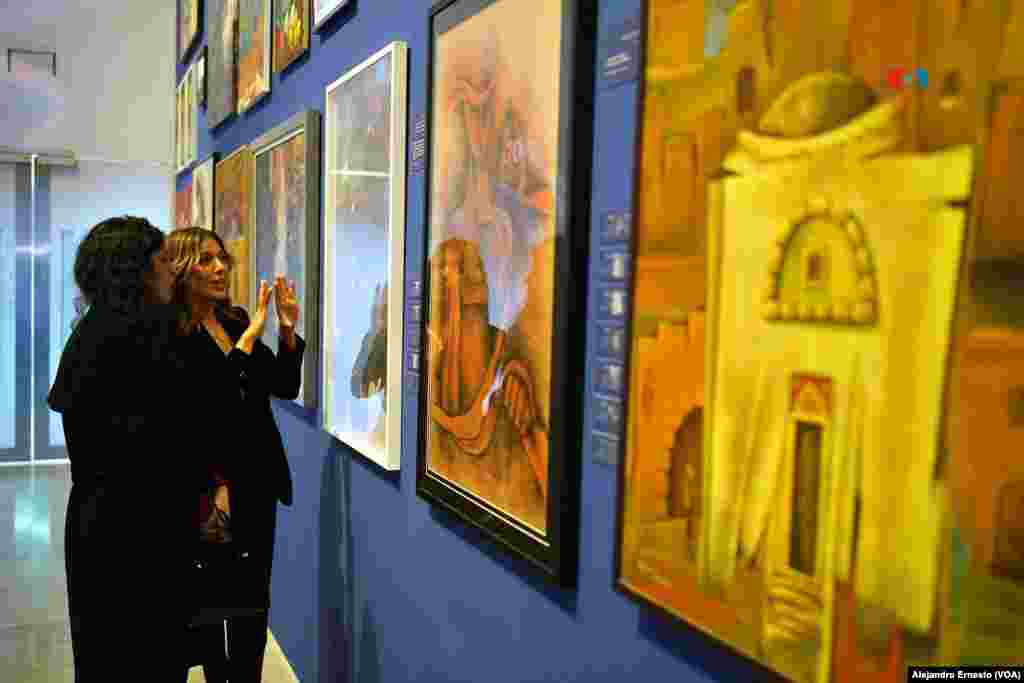 Dos mujeres conversan mientras recorren la muestra "Esto no es una exposición", en la que se exponen 280 obras de unos 100 artistas gazatíes.