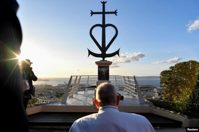 Katolik dünyasının lideri Papa Francis, Marsilya'yı ziyaretinde göçmenler ve denizcilere adanan anıt önünde düzenlenen törene katıldı