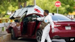 Petugas forensik memeriksa lokasi kejadian di mana seorang pria telah tewas dibunuh di Kota Apatzingan, Meksiko, pada 2 Juli 2023. (Foto: AP/Eduardo Verdugo)