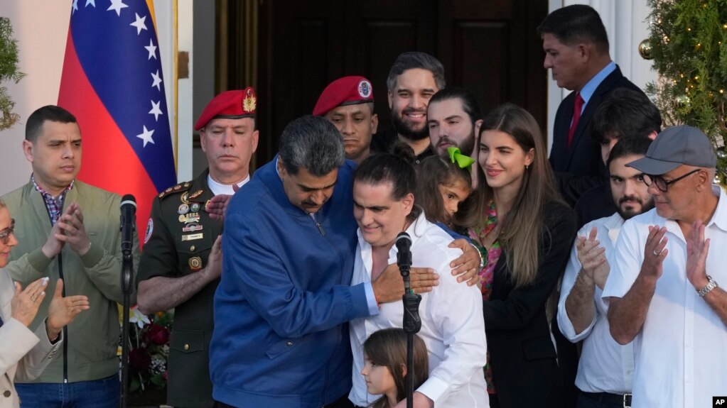 委内瑞拉总统马杜罗2023年12月20日在亚历克斯·萨博抵达委内瑞拉总统府后拥抱他。(photo:VOA)