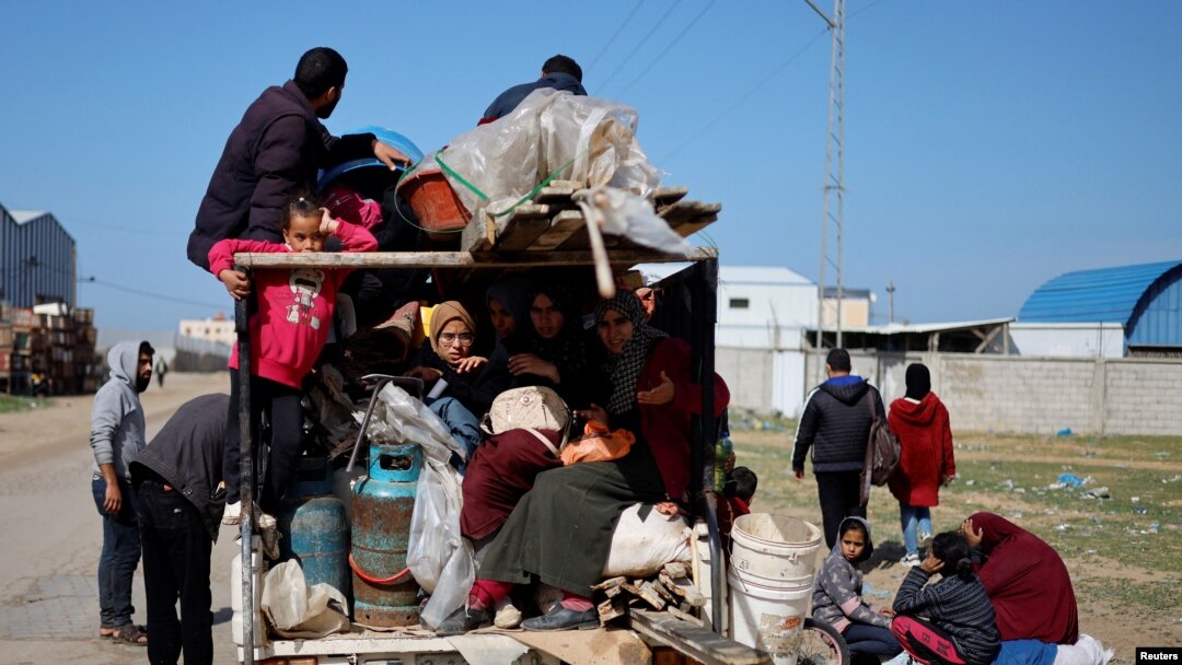 Warga Palestina tiba di kota Rafah setelah mereka dievakuasi dari rumah sakit Nasser di Khan Younis yang tidak berfungsi akibat operasi darat Israel. 