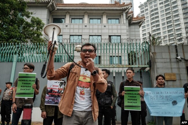 Aktivis lingkungan memprotes rencana pemerintah untuk mengembangkan pulau Rempang menjadi zona ekonomi yang didanai China, di depan kedutaan China di Jakarta, 19 September 2023. (Yasuyoshi CHIBA / AFP)