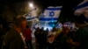 La policía israelí utiliza cañones de agua para dispersar a los manifestantes cerca de la residencia del primer ministro israelí, Benjamin Netanyahu, durante una manifestación antigubernamental que pide elecciones anticipadas, en Jerusalén, el 17 de junio de 2024.