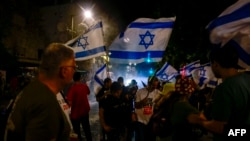 La policía israelí utiliza cañones de agua para dispersar a los manifestantes cerca de la residencia del primer ministro israelí, Benjamin Netanyahu, durante una manifestación antigubernamental que pide elecciones anticipadas, en Jerusalén, el 17 de junio de 2024.