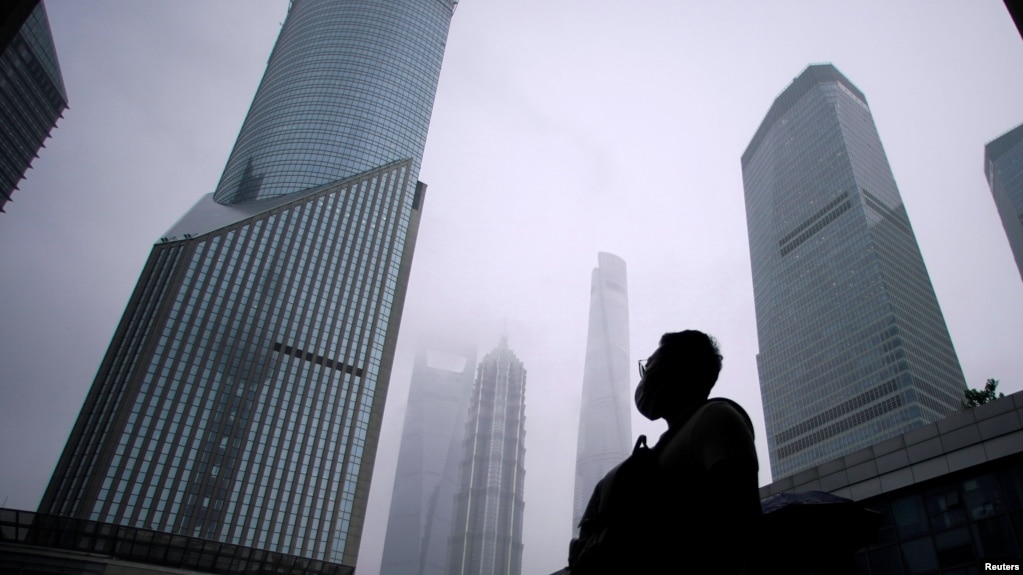 资料照：一名男子站在上海浦东金融区的街道上。