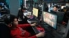 北京一家网吧里年轻人正在玩电游。（2024年1月26日）