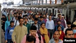 인도 뭄바이 시내 기차역에서 통근자들이 이동하고 있다. (자료사진)