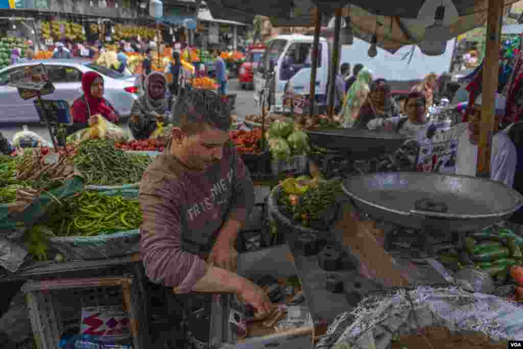 Islam, a father of three whose family has been grocers for decades, is seen in Cairo, March 28, 2023. &quot;The demand for tomatoes and potatoes is higher than other vegetables, because they&#39;re still affordable for charity iftars and vulnerable households,&quot; Islam says. (Hamada Elrasam/VOA)&nbsp;